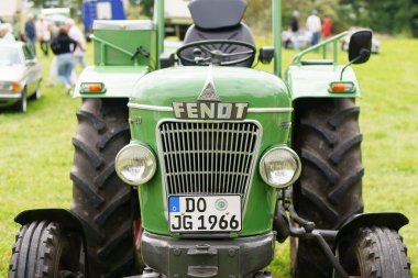 Iserlohn Gruermannscheide, NRW, Almanya. 13 Temmuz 2024. Eski moda traktör Fendt Farmer 2d