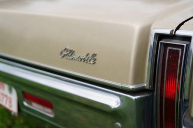 Iserlohn Gruermannscheide, NRW, Almanya. 13 Temmuz 2024. Arkadan eski bej renkli eski araba