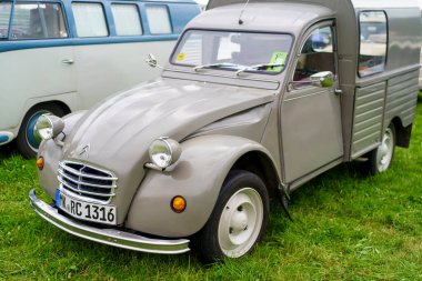 Iserlohn Gruermannscheide, NRW, Almanya. 13 Temmuz 2024. Eski Citroen 2CV AK400 'ün fotoğrafı