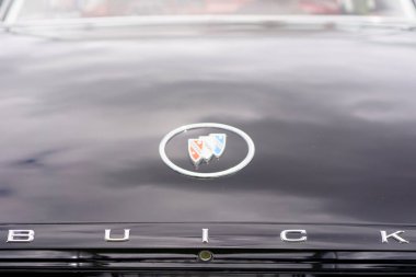 Iserlohn Gruermannscheide, NRW, Almanya. 13 Temmuz 2024. Siyah kaputta Buick amblemi