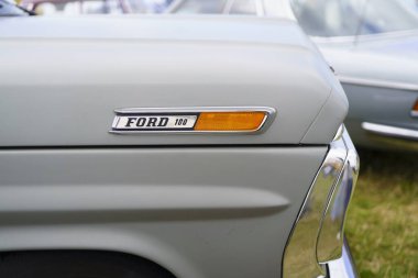 Iserlohn Gruermannscheide, NRW, Almanya. 13 Temmuz 2024. Oldtimer Ford - F100. Kaputun yan görünümü