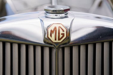 Iserlohn Gruermannscheide, NRW, Almanya. 13 Temmuz 2024. Önünde eski model bir MG araba amblemi var.