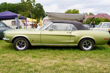 Iserlohn Gruermannscheide, NRW, Almanya. 13 Temmuz 2024. Yeşil Vintage Ford Mustang Üstü açılabilir