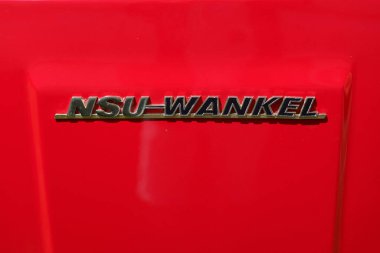 Iserlohn Gruermannscheide, NRW, Almanya. 13 Temmuz 2024. Açık yaz gününde NSU Wankel Spider 'ın eski kırmızı arabasının amblemi.