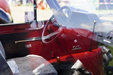 Iserlohn Gruermannscheide, NRW, Almanya. 13 Temmuz 2024. Eski kırmızı kabin itfaiye aracı. İç görünüm