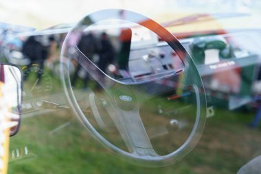 Iserlohn Gruermannscheide, NRW, Almanya. 13 Temmuz 2024. Eski kırmızı kabin itfaiye aracı. İç görünüm