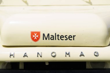 Iserlohn Gruermannscheide, NRW, Almanya. 13 Temmuz 2024. Eski Vintage Hanomag Kamyonuna Malteser Amblemi