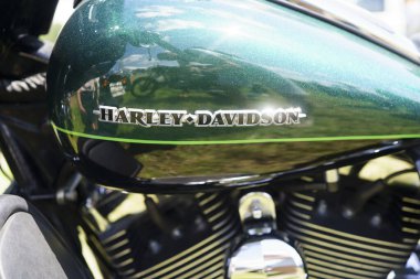 Iserlohn Gruermannscheide, NRW, Almanya. 13 Temmuz 2024. Harley Davidson eski bir motosikletin benzin deposunda yazı yazıyor.