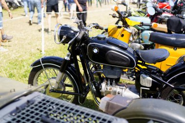 Iserlohn Gruermannscheide, NRW, Almanya. 13 Temmuz 2024. Eski Siyah BMW Motosiklet