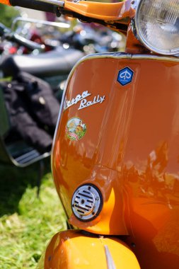 Iserlohn Gruermannscheide, NRW, Almanya. 13 Temmuz 2024. Turuncu eski mobilet Piaggio Vespa Rallisi, yaklaşın.