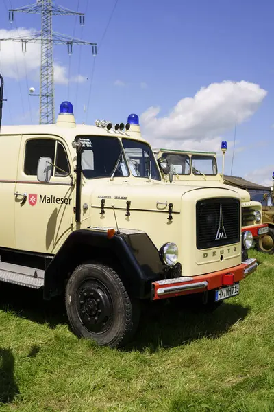 Iserlohn Gruermannscheide, NRW, Almanya. 13 Temmuz 2024. Eski Vintage Magerus Deutz Kamyonuna Malteser Amblemi