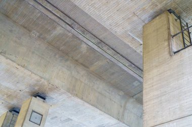 Otoyol köprüsünün beton yapısına yakın çekim. Dev yapılar kavramı