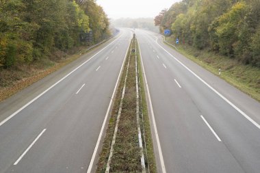 Sisli bir sabah otobanı. Taşıma kavramı