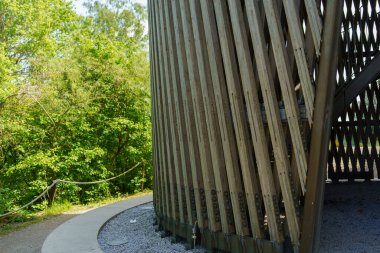 Bir yaz parkında ahşap örgü çitleri. Doğal materyal kullanma kavramı