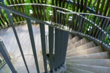 Virajlı spiral merdiven üst görüntüsü. İlginç şekiller kavramı