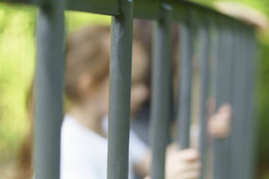 Beyaz tişörtlü güzel, neşeli kız yazın açık havada eğleniyor. Aktif, hareketli, samimi çocuk kavramı