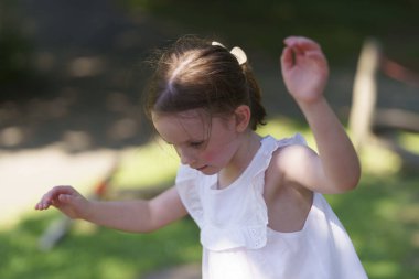 Ön diş ipi olmayan küçük şirin kız oyun parkı yaz parkı. Aktif, sağlıklı, neşeli çocuk kavramı