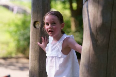 Ön diş ipi olmayan küçük şirin kız oyun parkı yaz parkı. Aktif, sağlıklı, neşeli çocuk kavramı