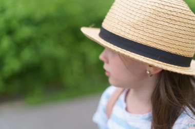 Sırt çantalı küçük tatlı kız yazın tasmalı küçük bir köpekle geziyor. Evcil hayvanı olan neşeli, aktif, sağlıklı çocuk kavramı