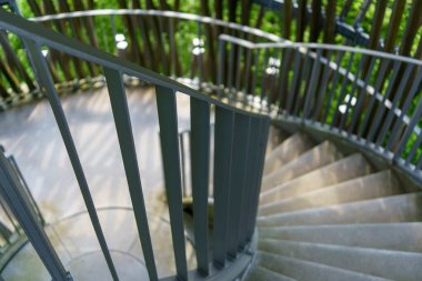 Virajlı bir merdivenin üst görüntüsü. Eşsiz ve dinamik şekiller kavramı.