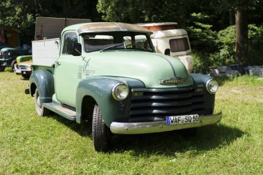 Iserlohn Gruermannscheide, NRW, Almanya. 13 Temmuz 2024. Yeşil Chevrolet 3100 kamyonet. Yazın klasik araba sergisinde..
