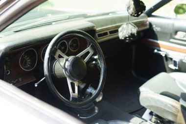 Iserlohn Gruermannscheide, NRW, Almanya. 13 Temmuz 2024. 70 'lerden kalma Dodge Charger. Yazın yapılan klasik bir araba fuarında. İç görünüm.