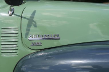 Iserlohn Gruermannscheide, NRW, Almanya. 13 Temmuz 2024. Yeşil Chevrolet 3100 kamyonet. Yazın klasik araba sergisinde..