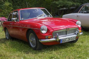 Iserlohn Gruermannscheide, NRW, Almanya. 13 Temmuz 2024. Yazın klasik bir araba gösterisinde kırmızı MG MGB GT.