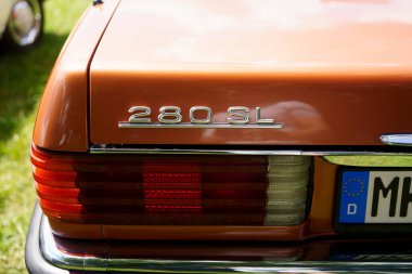 Iserlohn Gruermannscheide, NRW, Almanya. 13 Temmuz 2024. Mercedes-Benz 280SL R107 yazın bir araba fuarında. Arka görünüm.