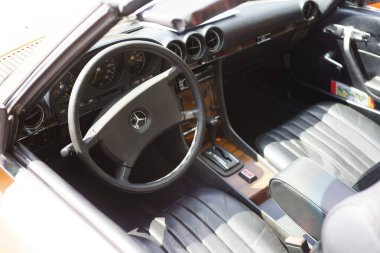 Iserlohn Gruermannscheide, NRW, Almanya. 13 Temmuz 2024. Mercedes-Benz 280SL R107 bir yaz otomobil fuarında. İç görünüm.