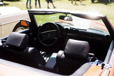 Iserlohn Gruermannscheide, NRW, Almanya. 13 Temmuz 2024. Mercedes-Benz 280SL R107 bir yaz otomobil fuarında. İç görünüm.