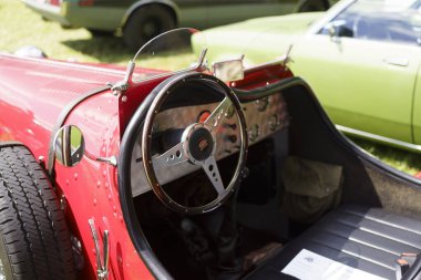 Iserlohn Gruermannscheide, NRW, Almanya. 13 Temmuz 2024. Yazın klasik bir araba sergisinde kırmızı bir Bugatti. İç görünüm.