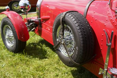 Iserlohn Gruermannscheide, NRW, Almanya. 13 Temmuz 2024. Yazın klasik bir araba sergisinde kırmızı bir Bugatti..