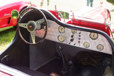 Iserlohn Gruermannscheide, NRW, Almanya. 13 Temmuz 2024. Yazın klasik bir araba sergisinde kırmızı bir Bugatti..