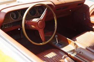 Iserlohn Gruermannscheide, NRW, Almanya. 13 Temmuz 2024. Turuncu Dodge Challenger RT 'nin iç mekanı. Yazın klasik bir araba sergisinde..