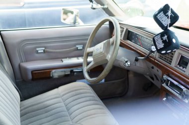 Iserlohn Gruermannscheide, NRW, Almanya. 13 Temmuz 2024. Yazın klasik bir araba sergisinde klasik bir Ford Crown Victoria 'nın iç mekanı..