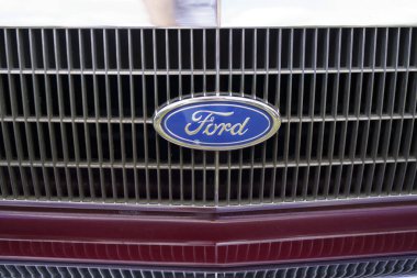 Iserlohn Gruermannscheide, NRW, Almanya. 13 Temmuz 2024. Yazın klasik bir araba sergisinde klasik Ford Crown Victoria amblemi..