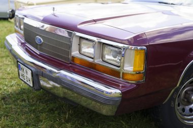 Iserlohn Gruermannscheide, NRW, Almanya. 13 Temmuz 2024. Yazın klasik bir araba şovunda kırmızı bir Ford Crown Victoria..