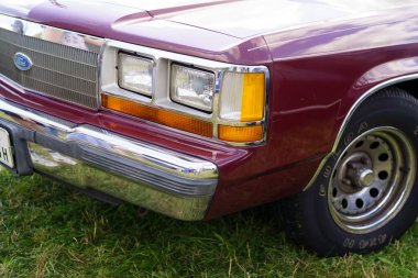 Iserlohn Gruermannscheide, NRW, Almanya. 13 Temmuz 2024. Yazın klasik bir araba şovunda kırmızı bir Ford Crown Victoria..