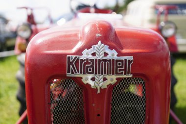 Iserlohn Gruermannscheide, NRW, Almanya. 13 Temmuz 2024. Yazın klasik araba sergisinde kırmızı bir Kramer traktörünün amblemi..