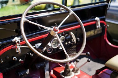 Iserlohn Gruermannscheide, NRW, Almanya. 13 Temmuz 2024. Yazın klasik araba sergisinde bir Jeep Willys 'in iç mekanı..