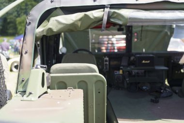 Iserlohn Gruermannscheide, NRW, Almanya. 13 Temmuz 2024. Yazın klasik bir araba sergisinde Amerikan askeri Hummer HMWV Humvee 'nin içi..