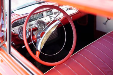 Iserlohn Gruermannscheide, NRW, Almanya. 13 Temmuz 2024. Yazın klasik bir araba sergisinde klasik kırmızı bir Pontiac Chieftain 'ın iç mimarisi..