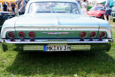 Iserlohn Gruermannscheide, NRW, Almanya. 13 Temmuz 2024. Klasik bir Chevrolet Impala Yazın klasik bir araba fuarında.