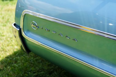 Iserlohn Gruermannscheide, NRW, Almanya. 13 Temmuz 2024. Klasik bir Chevrolet Impala Yazın klasik bir araba fuarında.