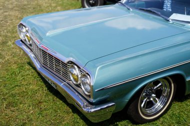 Iserlohn Gruermannscheide, NRW, Almanya. 13 Temmuz 2024. Klasik bir Chevrolet Impala Yazın klasik bir araba fuarında.