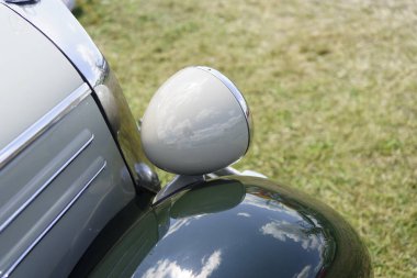 Iserlohn Gruermannscheide, NRW, Almanya. 13 Temmuz 2024. Yazın klasik bir Mercedes 'in ön tarafı klasik bir araba sergisinde..