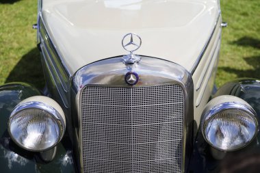 Iserlohn Gruermannscheide, NRW, Almanya. 13 Temmuz 2024. Yazın klasik bir Mercedes 'in ön tarafı klasik bir araba sergisinde..