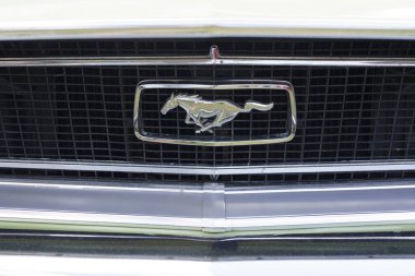 Iserlohn Gruermannscheide, NRW, Almanya. 13 Temmuz 2024. Yazın klasik araba sergisinde yeşil bir Ford Mustang 'in amblemi..