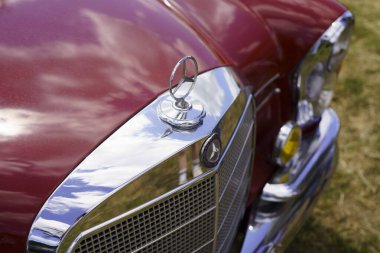 Iserlohn Gruermannscheide, NRW, Almanya. 13 Temmuz 2024. Yazın klasik bir araba sergisinde klasik lüks kırmızı Mercedes-Benz..